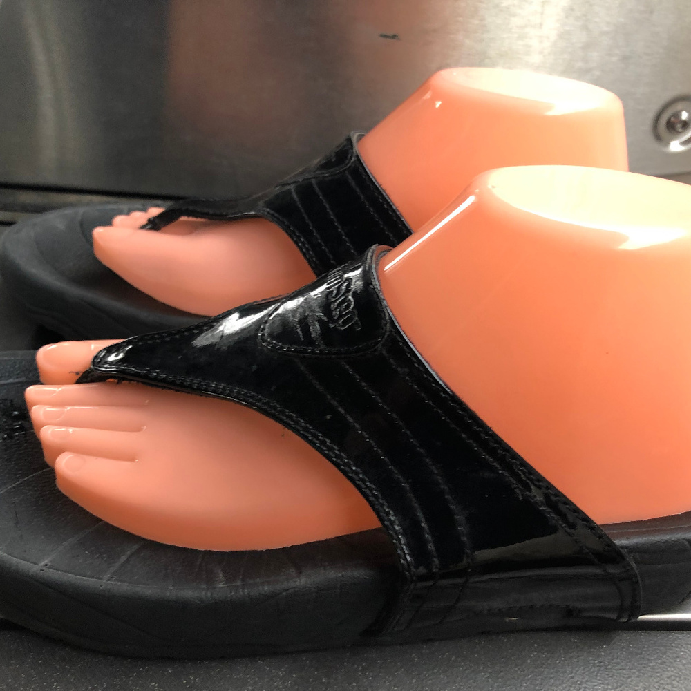 Trim Step Black Leather Flip-Flop Sandals Size 9